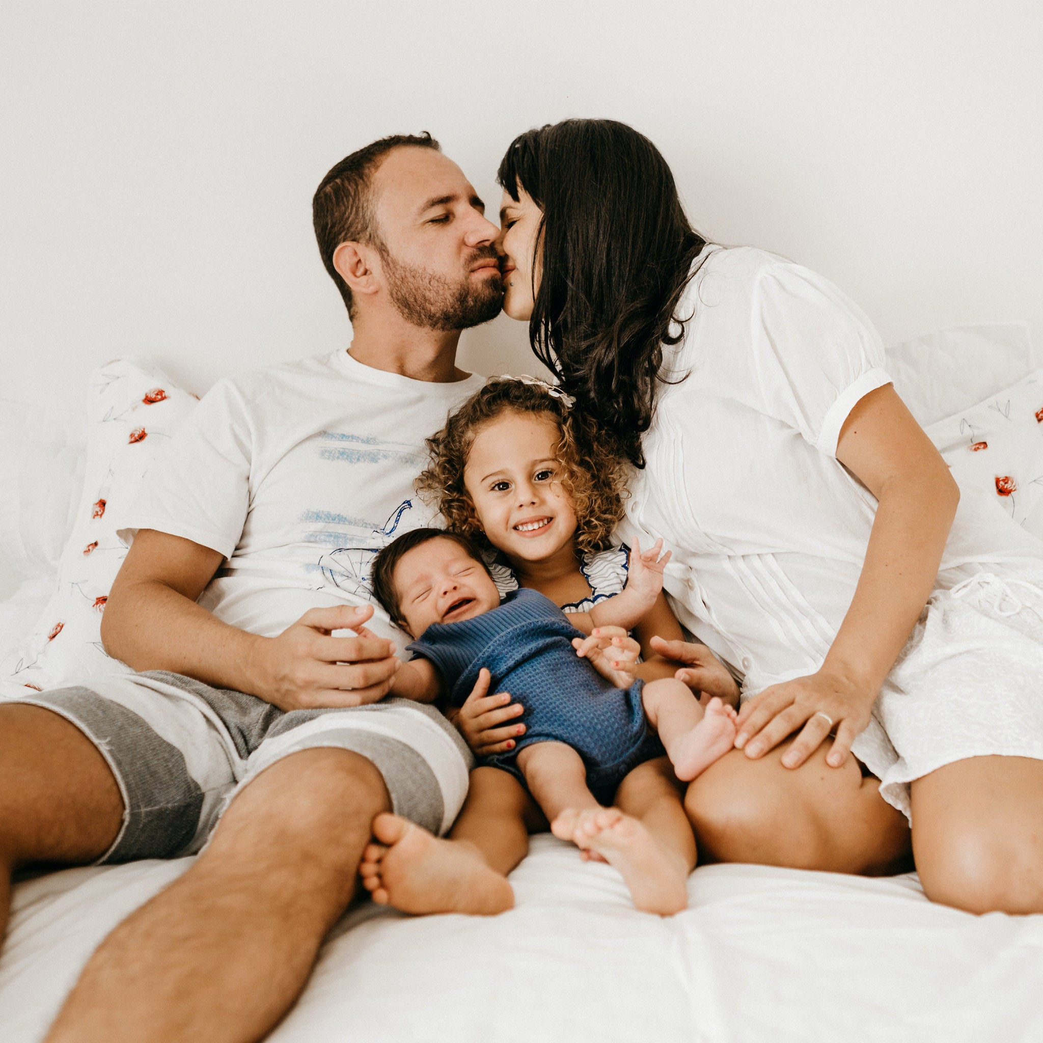 Eltern mit ihren Kindern im Familienbett