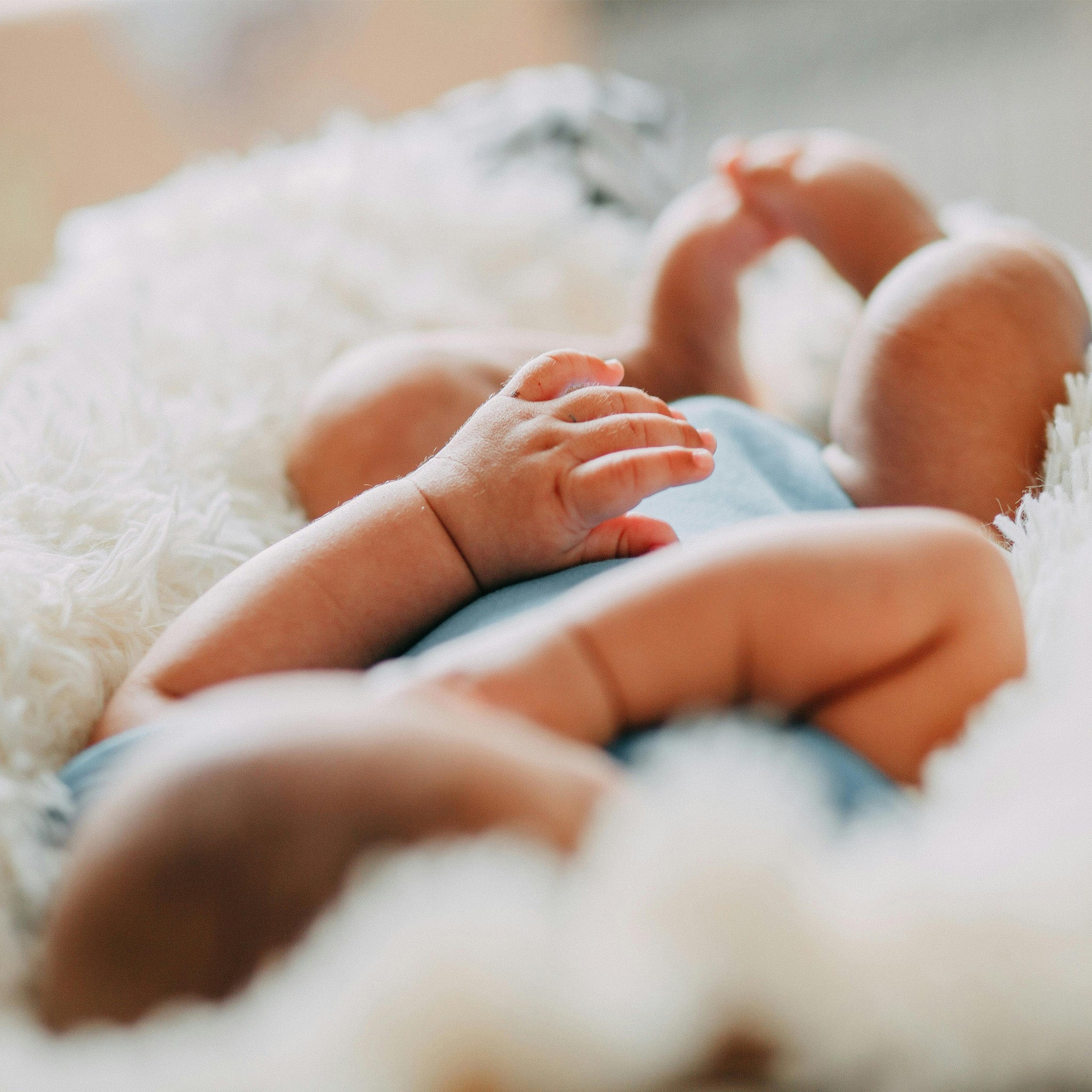 Sichere Schlafposition: Baby liegt in Rückenlage im Bett