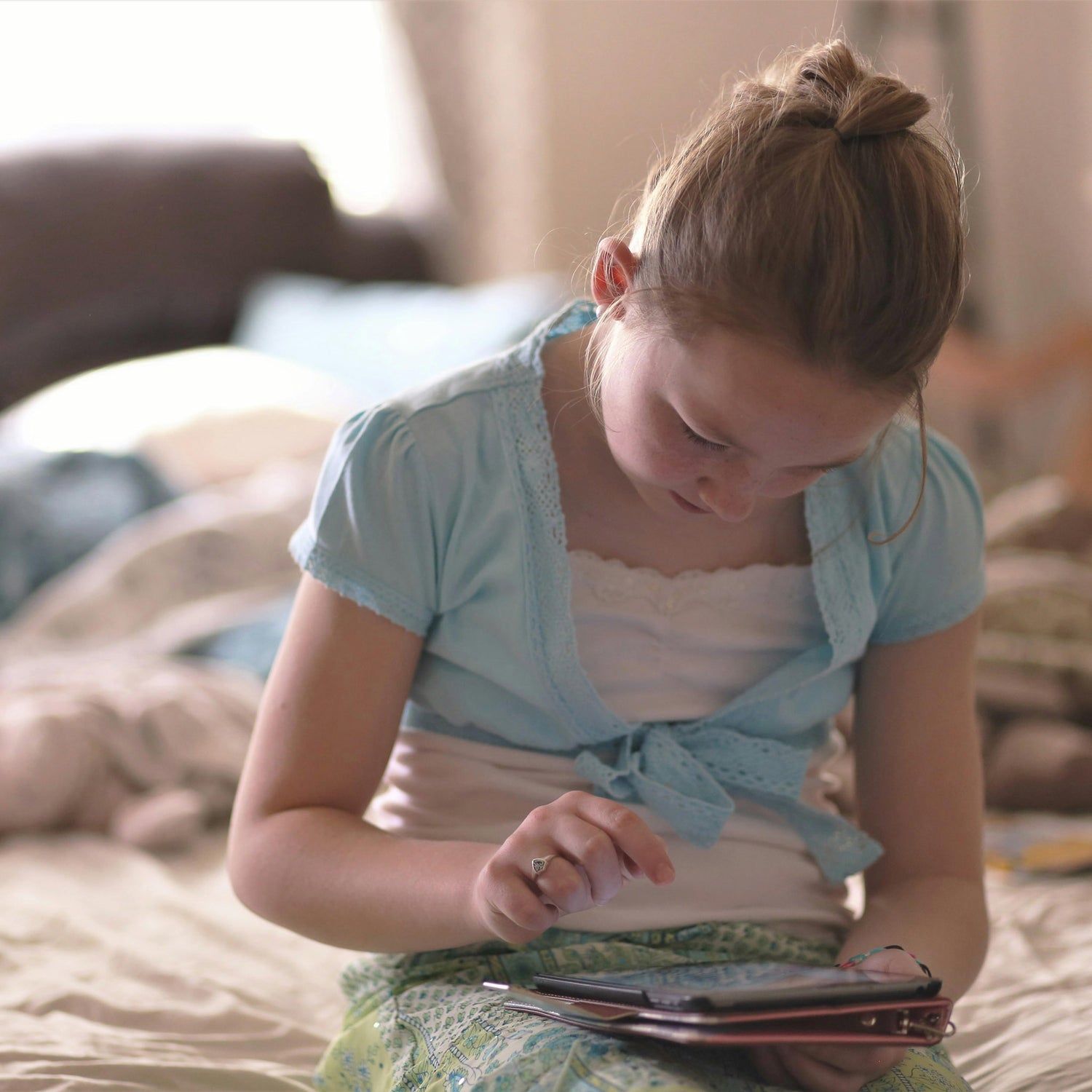 Kind sitzt im Tablet