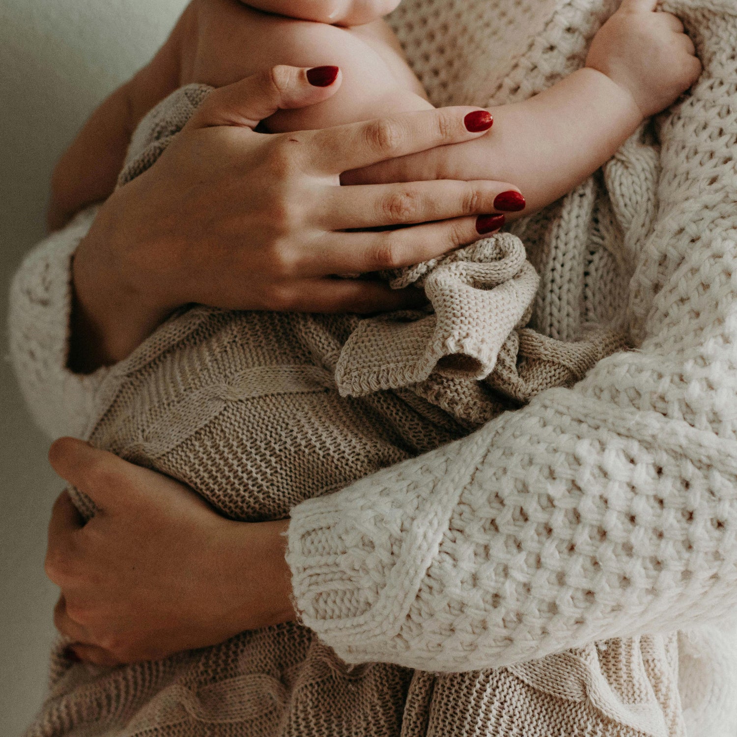 Mutter hält Baby in ihrem Arm